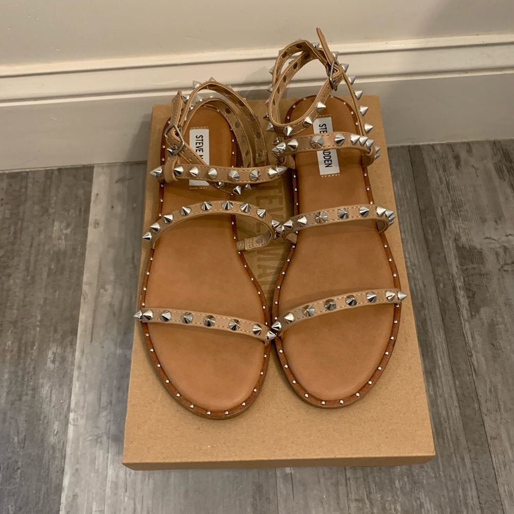 Steve Madden Womens Travel Rock Studded Flat Sandals in Tan